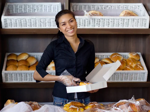 Щасливий Сервіс Портрет Жінки Пекарні Роботи Продажу Доставки Хліба Посмішка — стокове фото