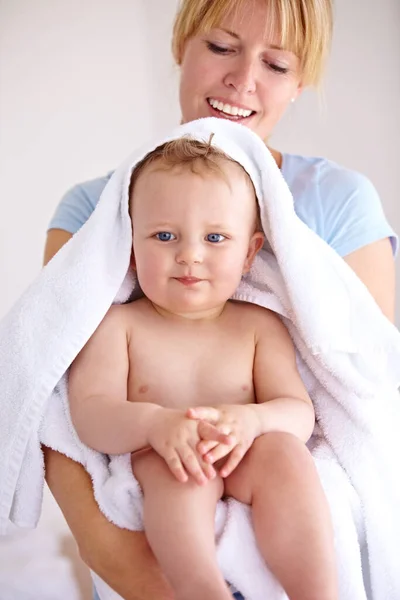 Bebek Anne Evde Sevgi Şefkatle Bekleyen Temiz Bir Çocuğa Özenle — Stok fotoğraf
