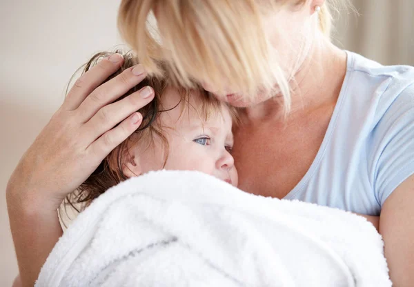 Umarmung Liebe Und Eine Mutter Mit Kind Nach Einem Bad — Stockfoto