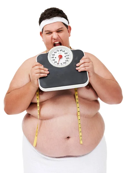 在工作室里 鳞片咬伤和男人对饮食进步和减肥目标的不满 白色背景 有大肚子的模型 身体有问题 健康问题用毛巾 — 图库照片
