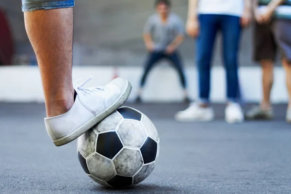 Μπάλα Ποδοσφαίρου Closeup Και Πόδια Άσκηση Γυμναστήριο Και Τον Ανταγωνισμό — Φωτογραφία Αρχείου