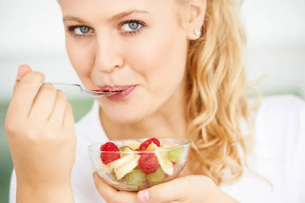 Frutas Tigela Retrato Comer Mulher Com Almoço Saudável Café Manhã — Fotografia de Stock