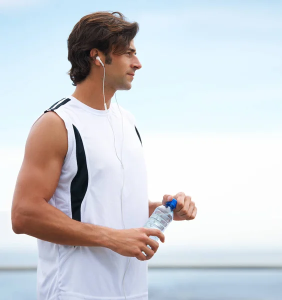 Pensamento Fitness Homem Com Água Música Depois Correr Exercício Cardio — Fotografia de Stock