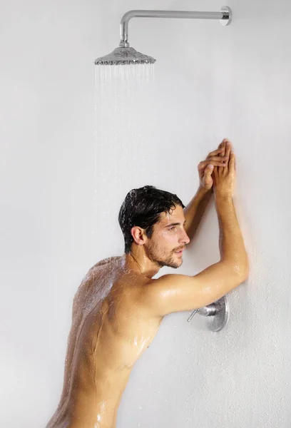 Sprcha Mužský Odpočinek Koupelna Čištění Těla Mýdlo Dopoledních Hodinách Doma — Stock fotografie