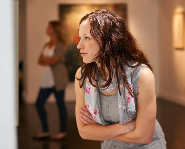 Muzeum Sztuka Kobieta Galerii Malarstwa Patrząc Fotografię Kreatywnej Wdzięczności Artystyczna — Zdjęcie stockowe