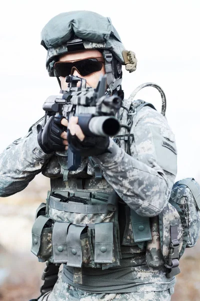 Soldato Uomo Pistola Outdoor Con Obiettivo Campo Natura Guerra Lotta — Foto Stock