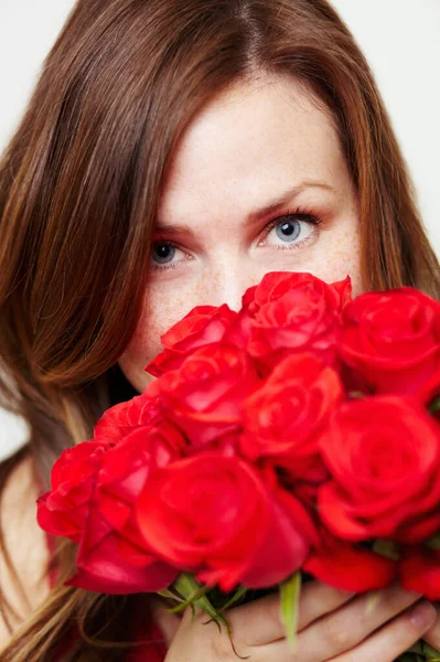Rosor Blommor Och Porträtt Kvinna Med Röd Gåva För Kärlek — Stockfoto