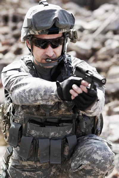 Soldato Uomo Pistola Outdoor Con Obiettivo Campo Natura Guerra Lotta — Foto Stock