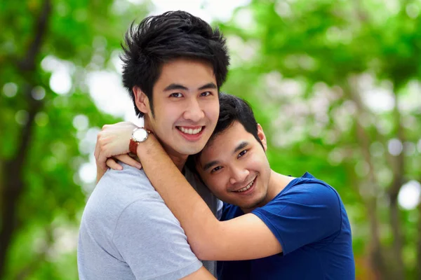 Asijští Muži Gay Pár Objetí Stromů Portrét Les Láskou Péčí — Stock fotografie