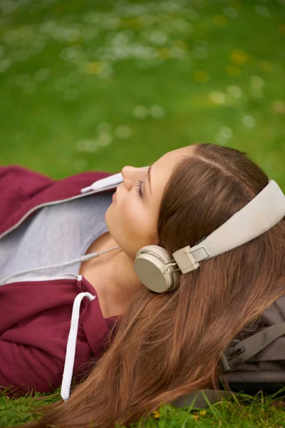 Žena Student Sluchátka Pro Hudbu Trávníku Relaxaci Letní Audio Streaming — Stock fotografie
