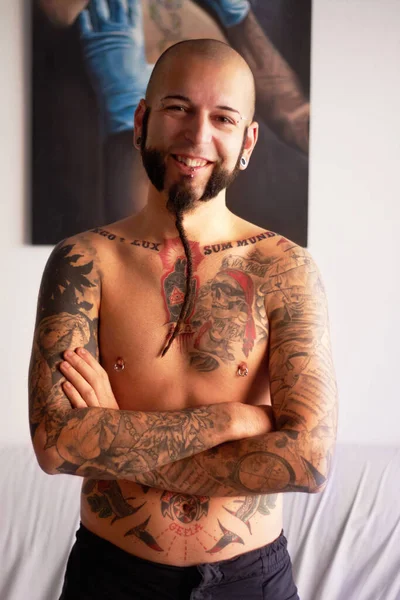 Glad Armarna Korsade Och Porträtt Man Med Tatueringar Stolthet Och — Stockfoto