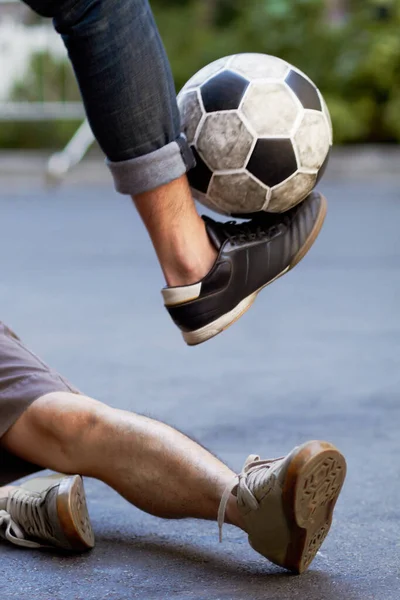 街头足球 健美和腿的人与球的运动 训练或有氧运动 在路上踢足球的男子的鞋子 运动和脚 以进行锻炼 锻炼或一起行动 进行比赛 — 图库照片