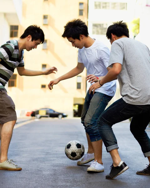Φίλοι Στο Δρόμο Παίζοντας Ποδόσφαιρο Μαζί Για Σπορ Διασκέδαση Και — Φωτογραφία Αρχείου