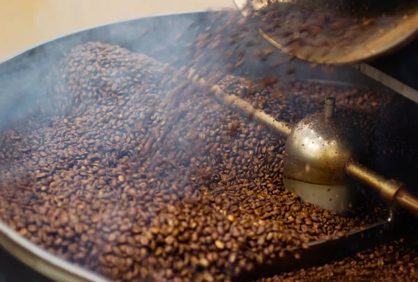 咖啡豆 咖啡豆和咖啡豆在机器中的原料混合 质感和蒸汽在壶中 浓缩咖啡和咖啡因产品优质谷物进出口贸易和饮料 — 图库照片