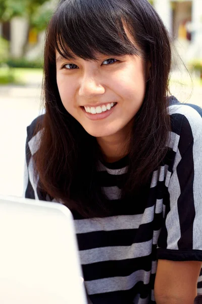 Portrait Éducation Femme Asiatique Sur Campus Ordinateur Portable Médias Sociaux — Photo