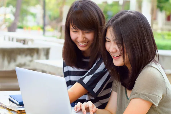 Laptop Egyetemi Női Hallgatók Akik Szabadban Tanulnak Vizsgára Vizsgára Vagy — Stock Fotó