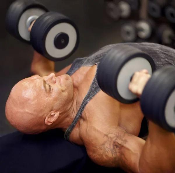 Fitness Tyngdlyftning Och Hantlar Med Mannen Gymmet För Muskler Träning — Stockfoto
