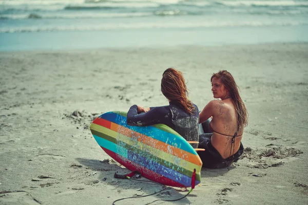 Surfing Doświadczenie Które Najlepiej Dzielić Młoda Para Surfująca Plaży — Zdjęcie stockowe