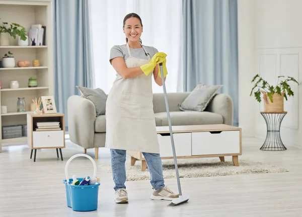 Retrato Escoba Una Mujer Limpiadora Barriendo Sala Estar Una Casa —  Fotos de Stock