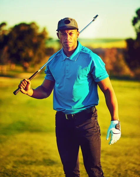 Golf Keményfejűek Játéka Egy Fiatalember Golfozik — Stock Fotó