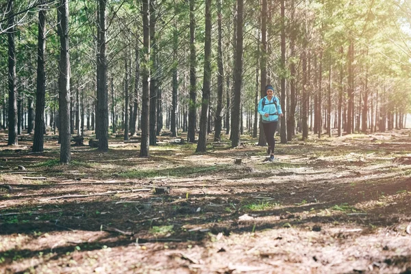 健康就是要比昨天好多了 一个年轻的女运动员在树林里慢跑时拍的全景照片 — 图库照片
