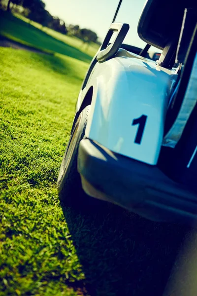 一路顺风带你转圈 空荡荡的高尔夫球场上的高尔夫球车 — 图库照片
