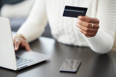 Kadın, el ve dizüstü bilgisayar, ödeme için kredi kartı, online alışveriş veya ofis masasında finans. İş yerindeki bankacılık uygulaması, satın alma ya da ekommerce için bilgisayardaki kadın ya da müşterinin eli.
