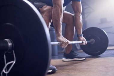 Spor salonu, adam ve spor salonundaki ağırlık kaldırma egzersizi sağlıklı vücutla antrenman için yakın çekim. Halter, erkek antrenör ve güçlü kaslı sopa ve ekipmanlı spor için eller