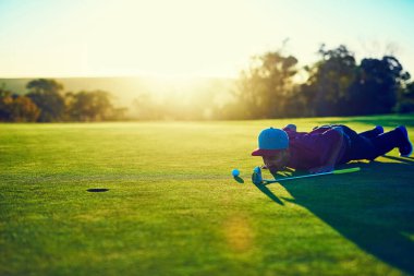 Kurtulacak mı, kaçıracak mı? Golf raundunda vuruşu izleyen genç bir adam.