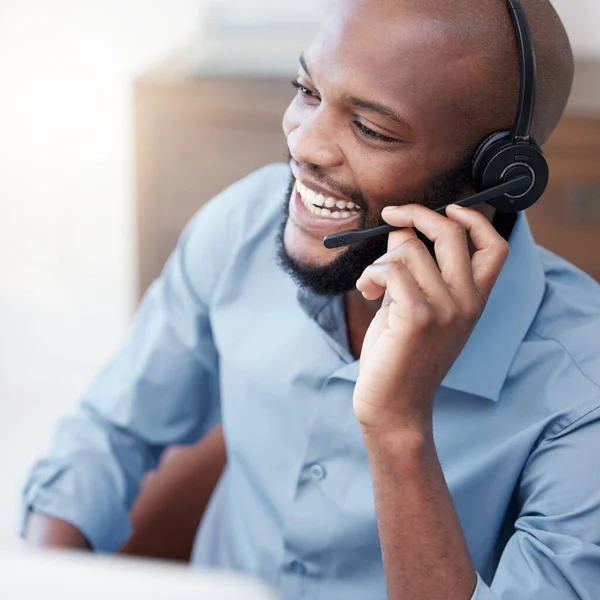 Czarny Człowiek Call Center Szczęśliwy Agent Pracujący Komputerze Biurze Biznes — Zdjęcie stockowe