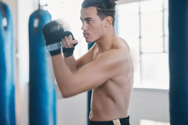 Esportes Boxe Homem Soco Para Mma Luta Ginásio Para Treinamento — Fotografia de Stock