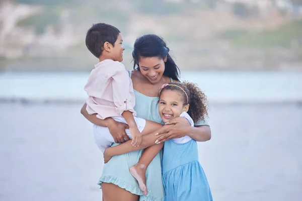 Láska Pláž Nebo Matka Objímající Šťastné Děti Zábavné Dovolené Spolu — Stock fotografie