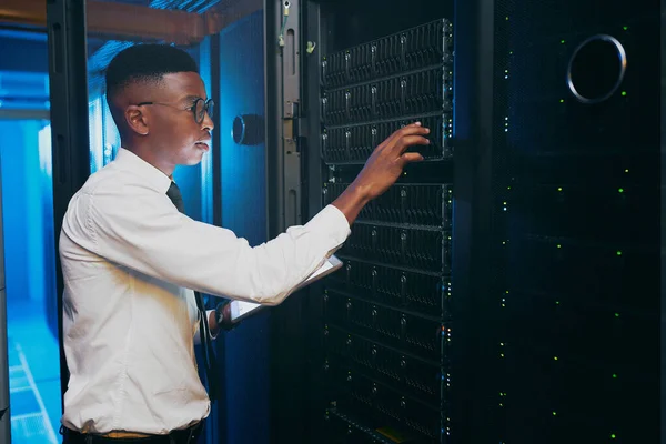 Zult Vervangen Moeten Worden Een Jonge Specialist Die Alleen Serverruimte — Stockfoto