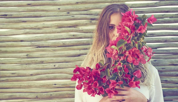 Kitalálod Titka Szépségének Egy Vonzó Fiatal Aki Friss Virágokat Tart — Stock Fotó