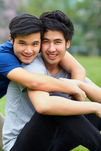Hombres Asiáticos Pareja Gay Abrazo Retrato Del Parque Hierba Jardín — Foto de Stock