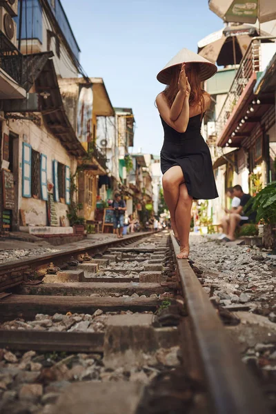 旅行は心を豊かにします ベトナムの路上でヨガをしている女性が — ストック写真