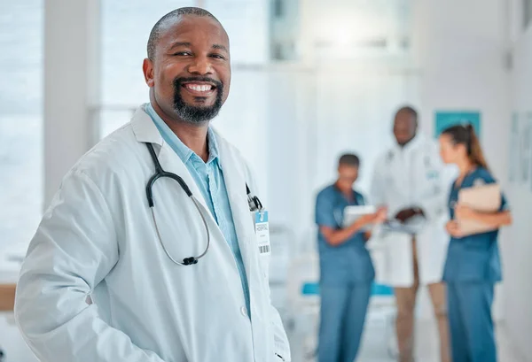 Счастливый Врач Портрет Чернокожего Мужчины Больнице Медицинской Помощью Страховкой Доверием — стоковое фото