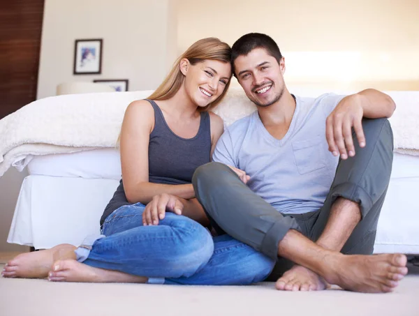 Entspannen Sie Gemeinsam Ihrem Schlafzimmer Zufriedenes Junges Paar Entspannt Zusammen — Stockfoto