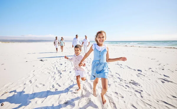 Большая Семья Море Счастливые Дети Держатся Руки Бегают Улыбаются Летом — стоковое фото