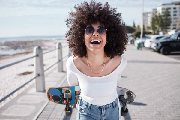 Donna Felice All Aperto Con Uno Skateboard Viaggiare Avventura Libertà — Foto Stock