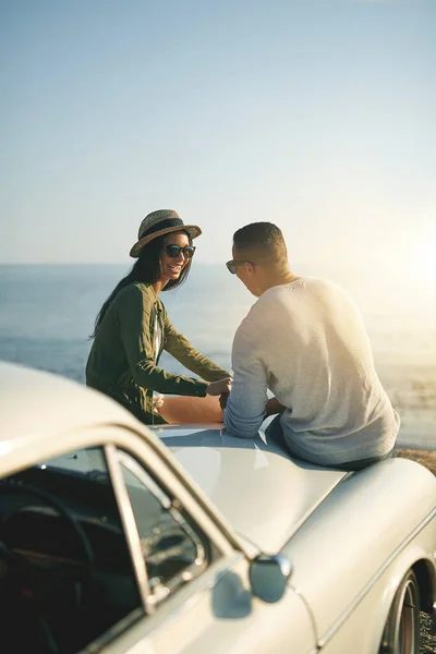 Knows Just How Make Happy Young Couple Making Stop Beach — Stock Photo, Image