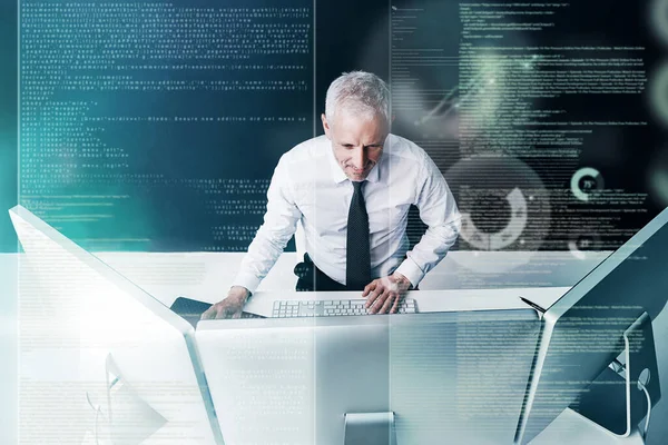 Teknolojiyi Benimsersin Geride Kalırsın Ofiste Bilgisayarının Arkasında Çalışan Bir Adamının — Stok fotoğraf