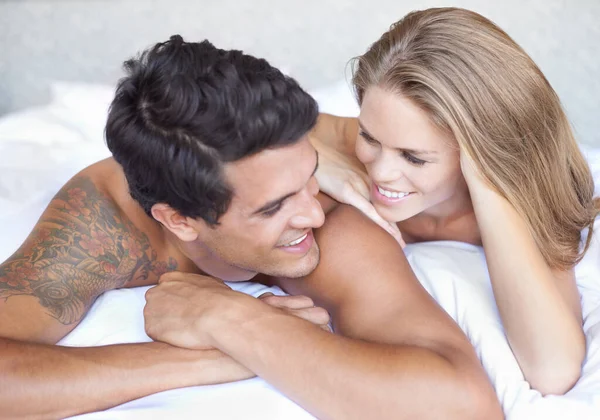 Dia Suka Bangun Sampingnya Pasangan Muda Tertawa Dan Tersenyum Sambil — Stok Foto