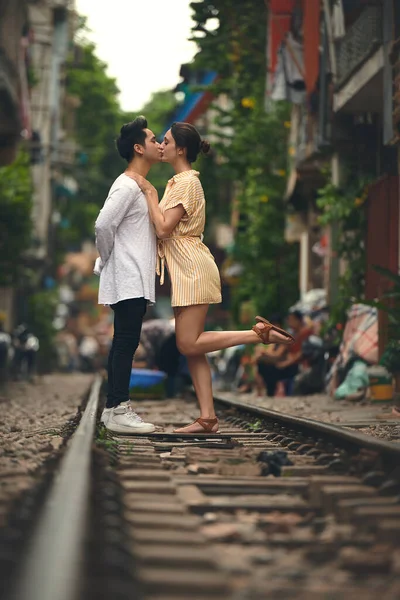 像他们这样的爱情很难找到 一对年轻夫妇在越南街头的铁轨上共度一段浪漫时光 — 图库照片