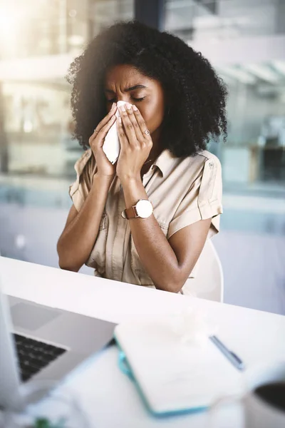 Griple Savaşmalıyım Modern Bir Ofiste Çalışırken Genç Bir Kadını Mendille — Stok fotoğraf