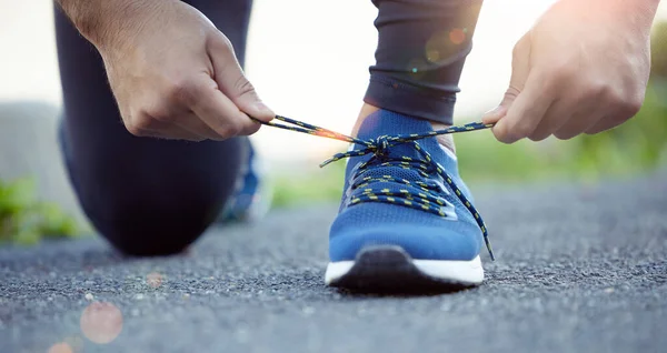 Ayakkabılar Eller Koşmak Için Ayakkabı Bağı Bağlayan Adam Egzersiz Için — Stok fotoğraf