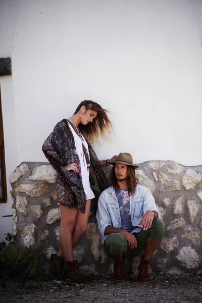 Hipstermode Gjort Rätt Ett Trendigt Ungt Par Som Står Tillsammans — Stockfoto