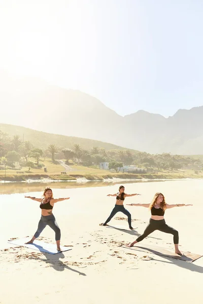 Laat Yogasessie Een Betere Bui Drie Jonge Vrouwen Beoefenen Yoga — Stockfoto
