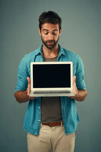 Człowiek Laptop Makieta Ekranu Reklamy Lub Marketingu Szarym Tle Studio — Zdjęcie stockowe