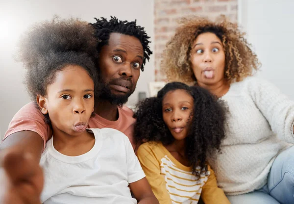 Afrikaanse Familie Selfie Grappig Gezicht Portret Thuis Met Binding Zorg — Stockfoto